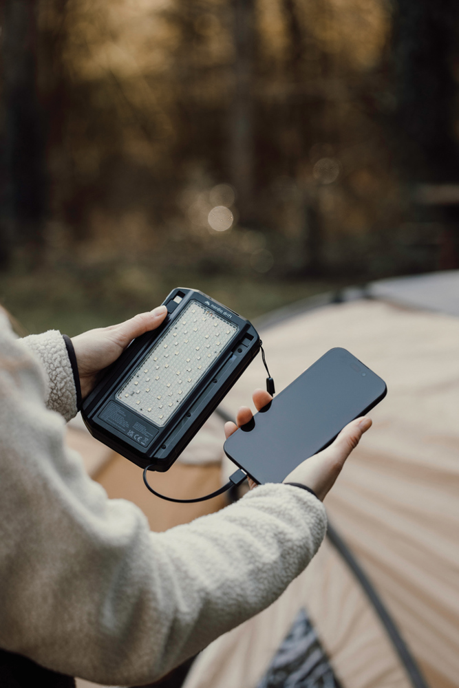 Nordic Drift Titan 10.000mAh solar powerbank met 3 panelen