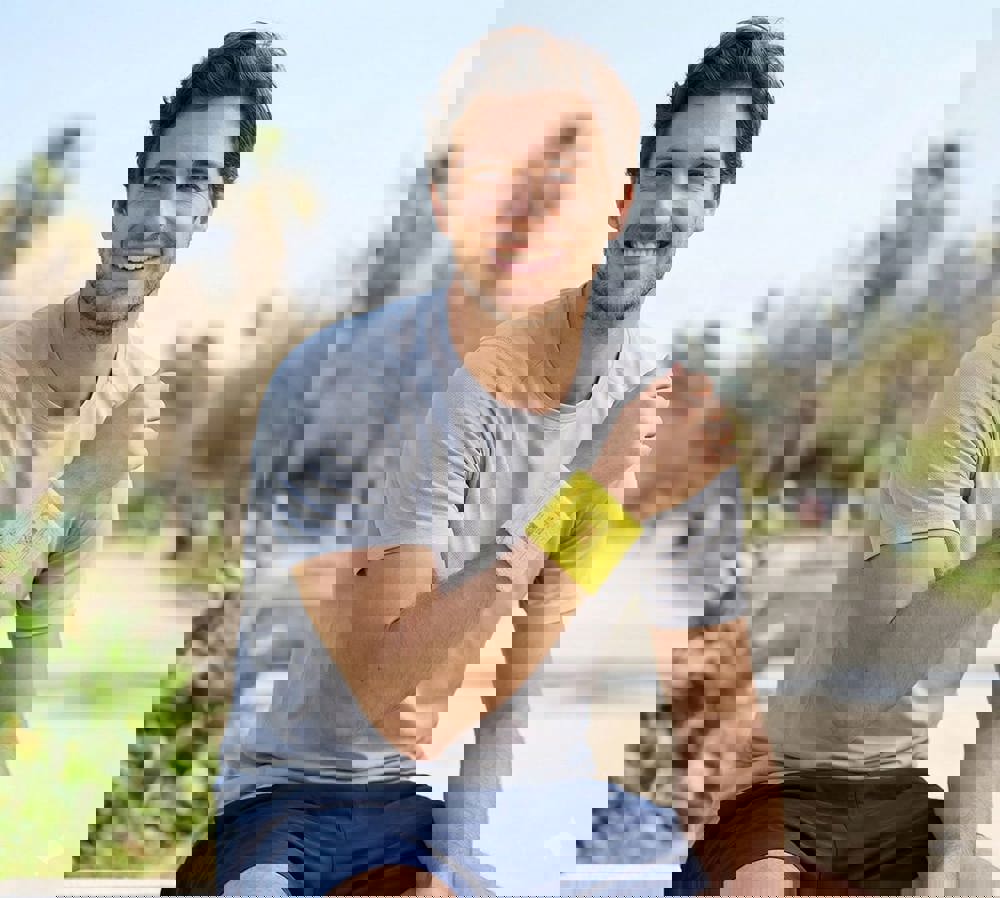 Polsband met label en ritsvakje