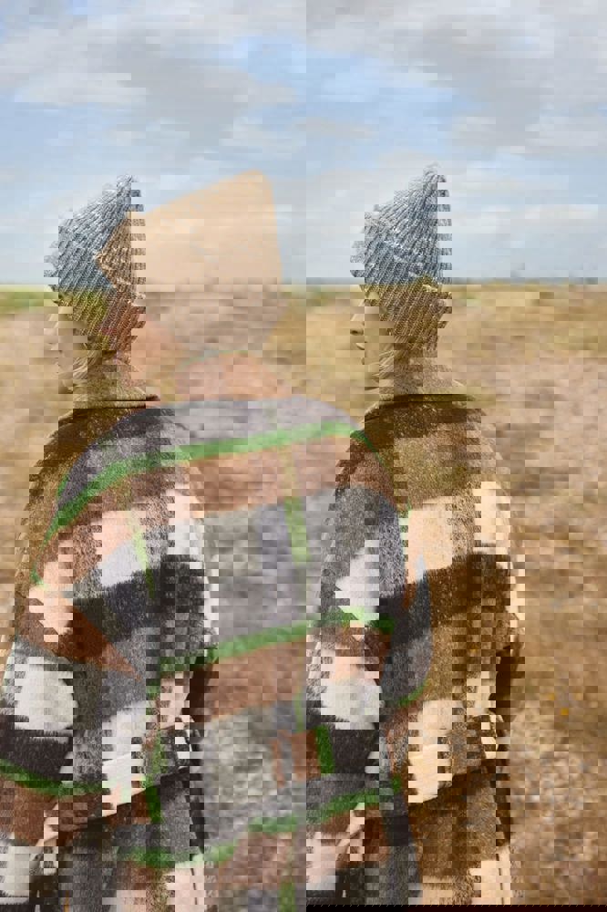 B330R - Grof gebreide muts met patch