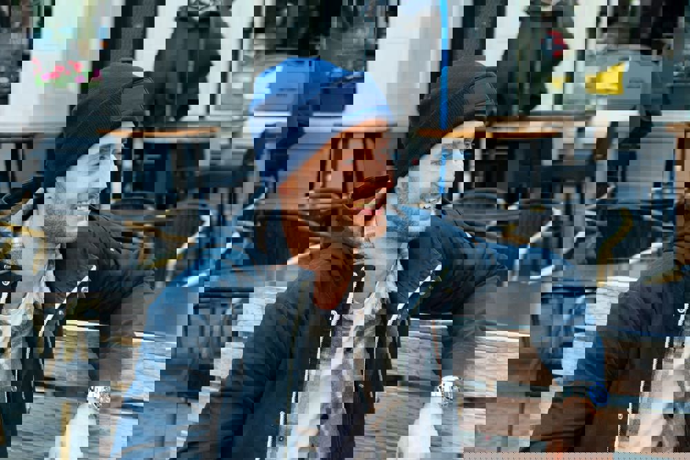 Gebreide muts met label