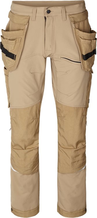 Flexibele en comfortabele werkbroek met volledige stretch, die 100 % bewegingsvrijheid geeft. Ontworpen met afneembare spijkerzakken en meerdere ventilatiemogelijkheden, ook bij de knieën en dijen. De broekspijpen zijn aan de voorzijde verlengd en passen